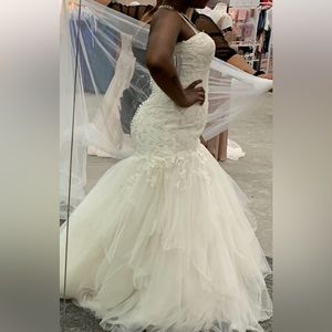 Wedding dress I bought for a wedding that never happened looking to sell it